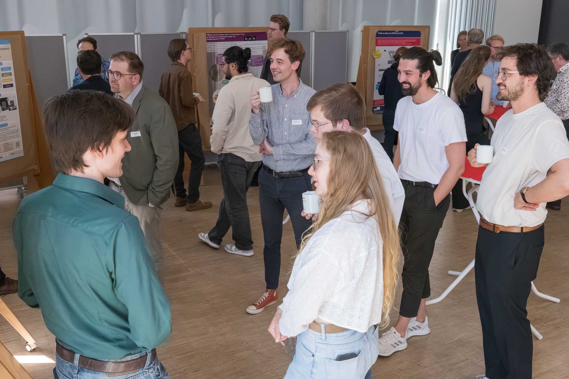 Teilnehmende beim Gallery-Walk